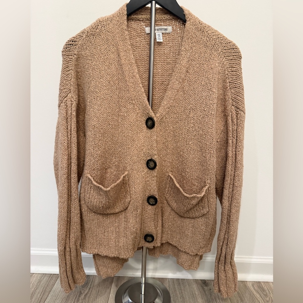 Urban Outfitters Chunky Knit Button Front Cardigan Women’s XS Tan Pockets